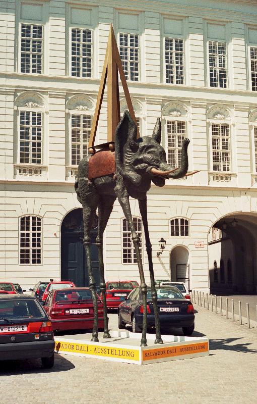 Foto: V�de�-Salvador Dal�: plastika \"Slon s pavou��ma nohama\"