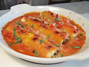 Recept online: Zap�kan� cannelloni s mortadelou: Canellonni zape�en� s mlet�m masem, mortadelou a  om��kou ze zeleniny, raj�at, smetany a �erven�ho v�na